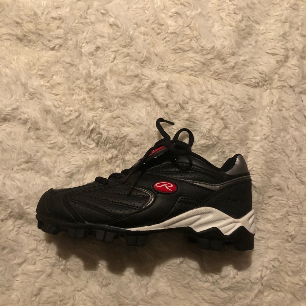 Youth baseball cleats